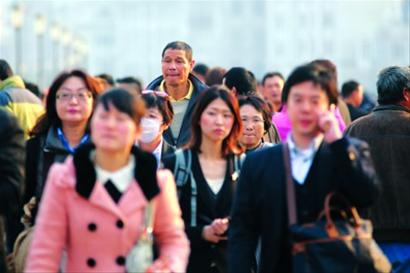 上海政府门户网站昨日发布消息，截至10月底，上海实有人口2500余万，其中来沪人员1000余万。 /新华社
